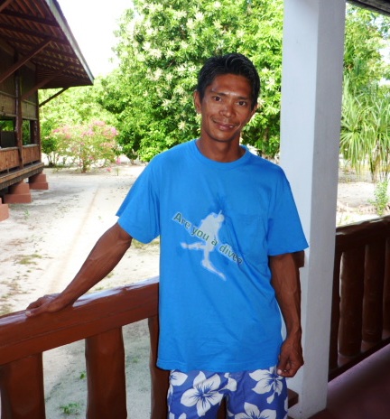 * T-shirt in front " Are you diver ?"