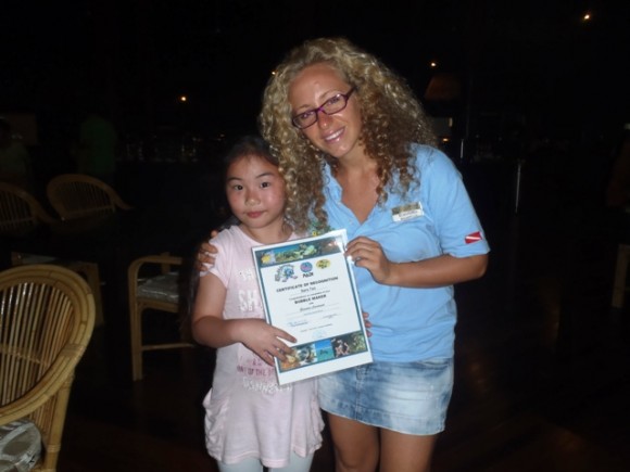 Sarah Tan received bubblemaker certificate from Eleonora